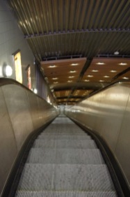 Göteborgs längste Rolltreppe befindet sich in der S-Bahn-Station des Plattenbautenvorortes Hammarkullen, wo man sich als normaler Tourist wohl eher selten hinverirren würde. Noch dazu ist die Station wegen Bauarbeiten geschlossen und dieses Bild kann nur durch illegales Überklettern einer Absperrung geschossen werden.