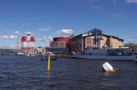 Unsere Freunde geben sich große Mühe mit dem Schwedischunterricht, Schwerpunkt Göteborgshumor: die 'Akkordzentrale' ist das Opernhaus, das halbrunde dunkelrote Gebäude. Links daneben steht der 'Lippenstift'.